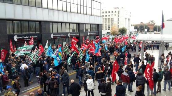 La protesta dei tessili sotto il palazzo di Confindustria