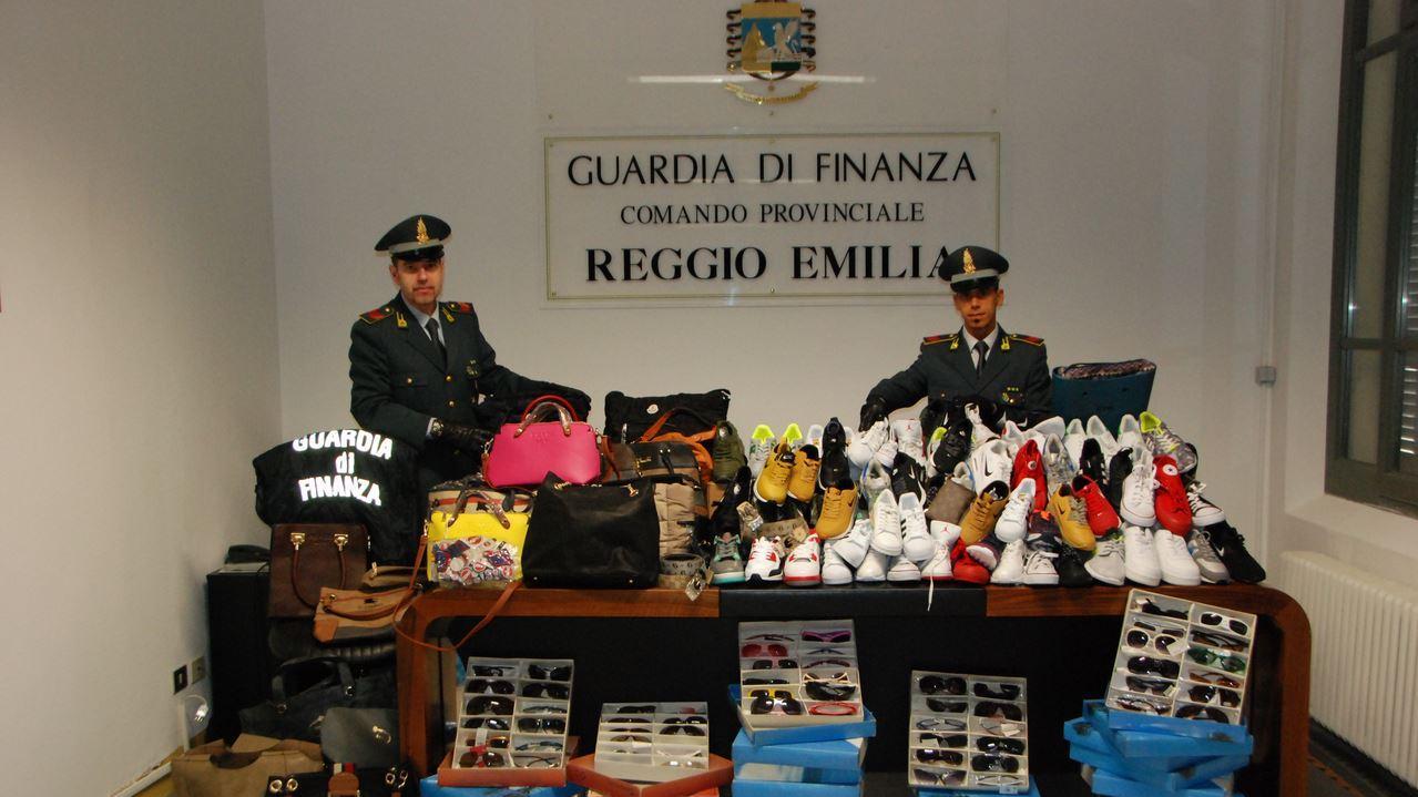 La Finanza di Reggio sequestra 600 capi contraffatti: 4 denunce