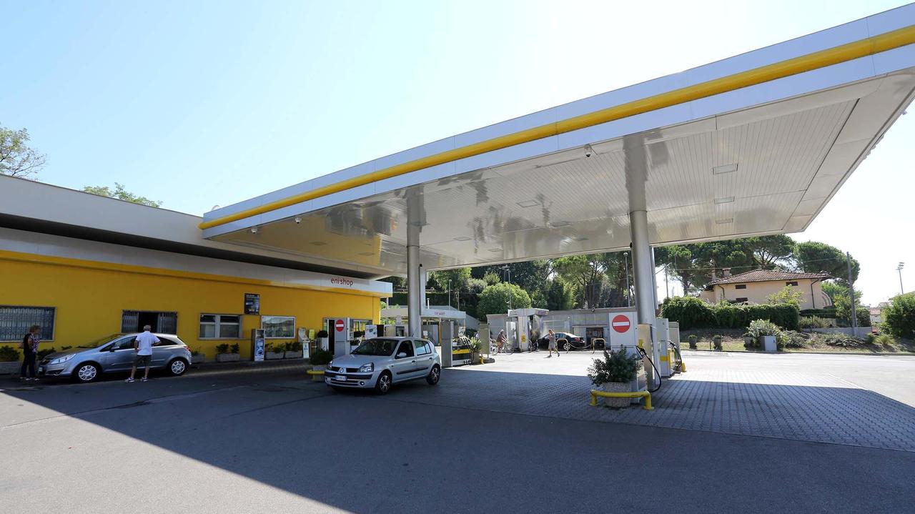 Il distributore di carburanti in viale Buozzi (foto d'archivio)