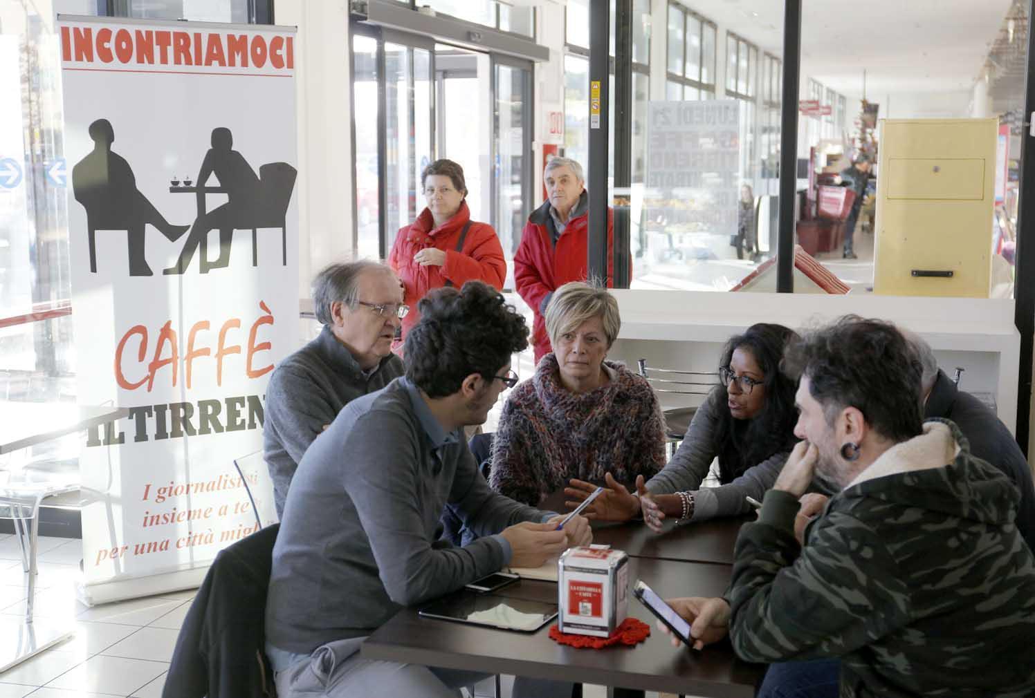 Alcuni residenti del quartiere venuti a raccontarci le loro storie al Caffè Tirreno (foto Muzzi)