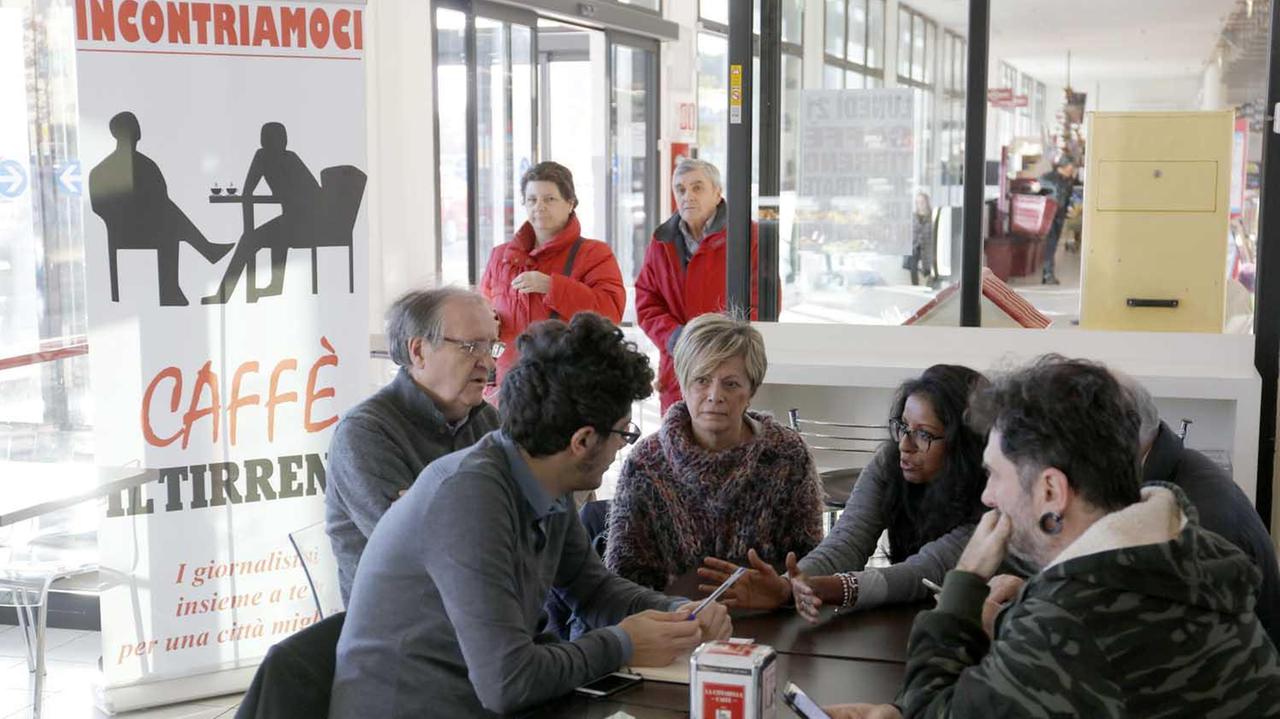 Alcuni residenti del quartiere venuti a raccontarci le loro storie al Caffè Tirreno (foto Muzzi)
