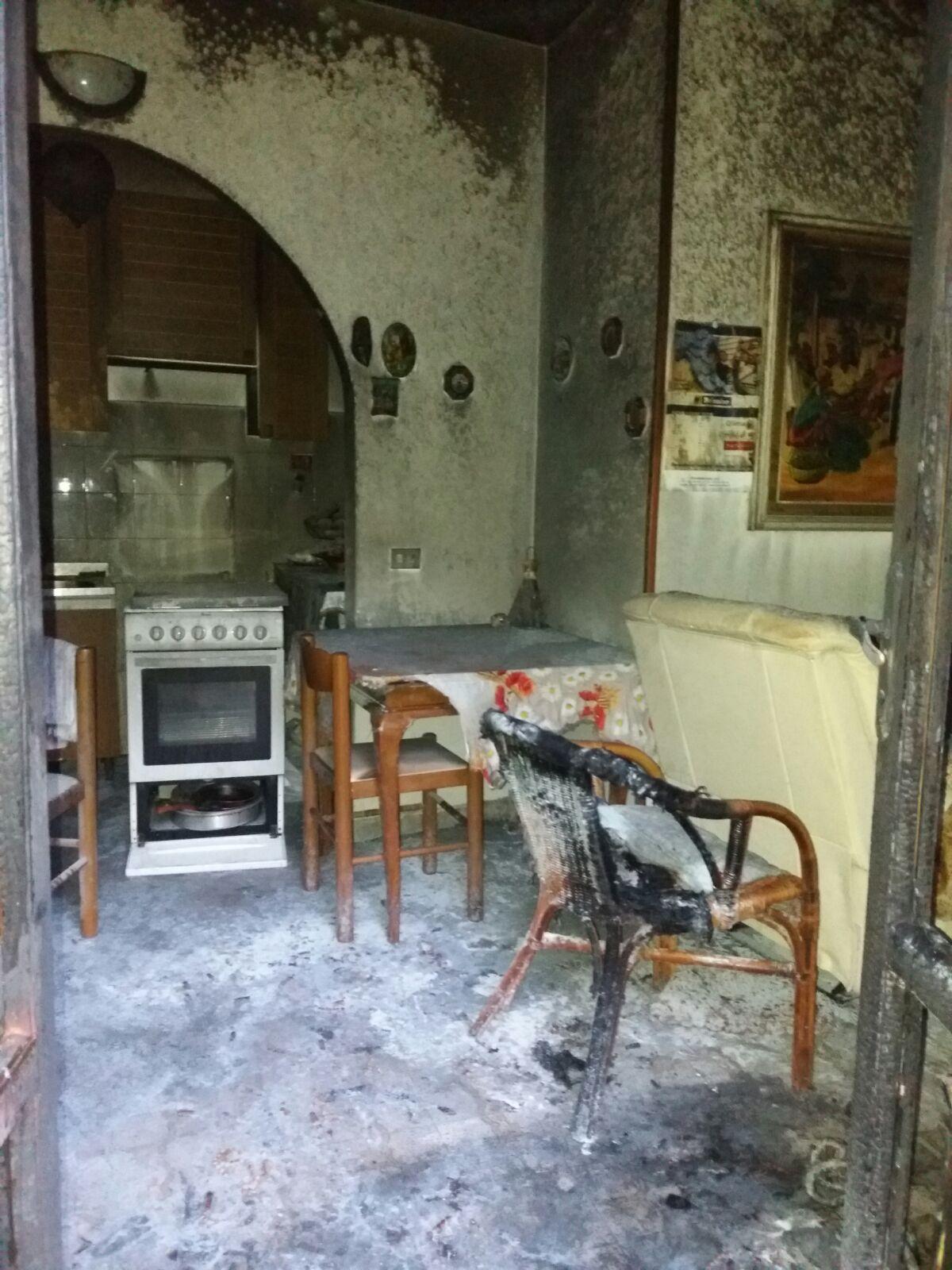 La casa danneggiata dall'incendio 