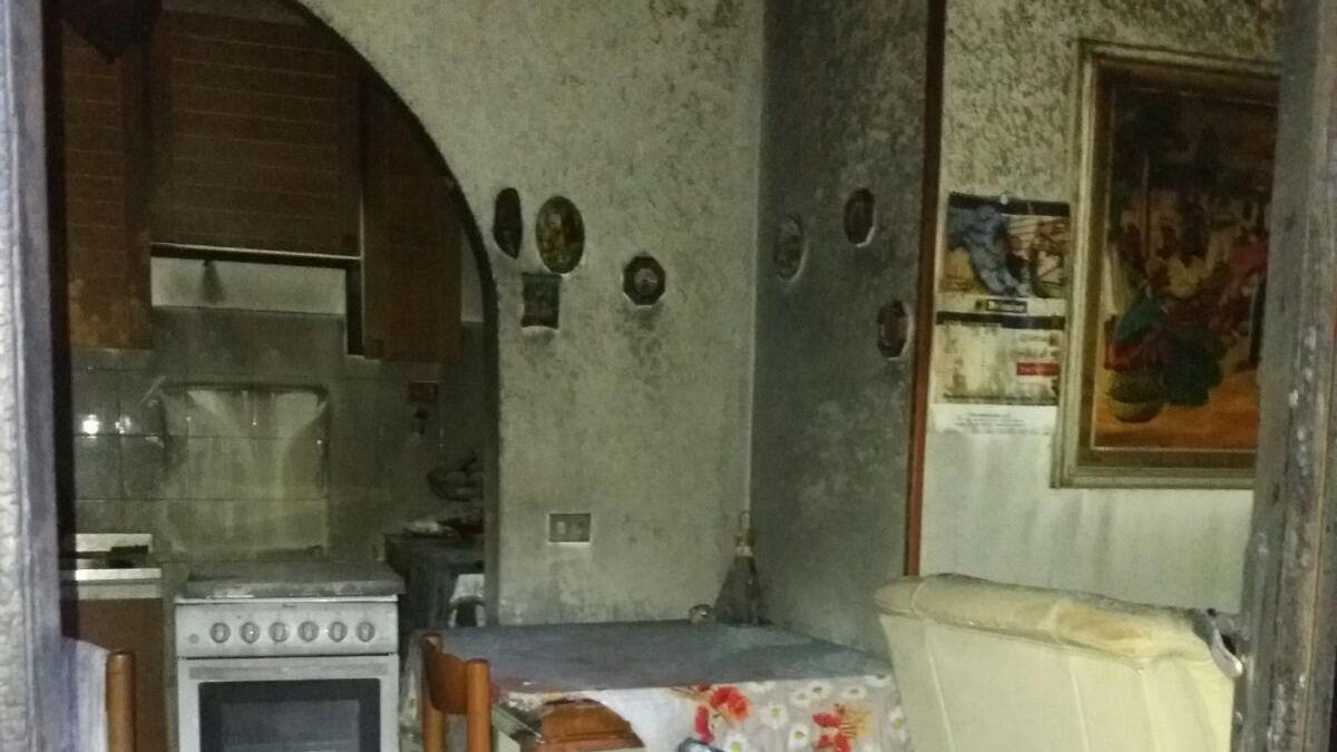 La casa danneggiata dall'incendio