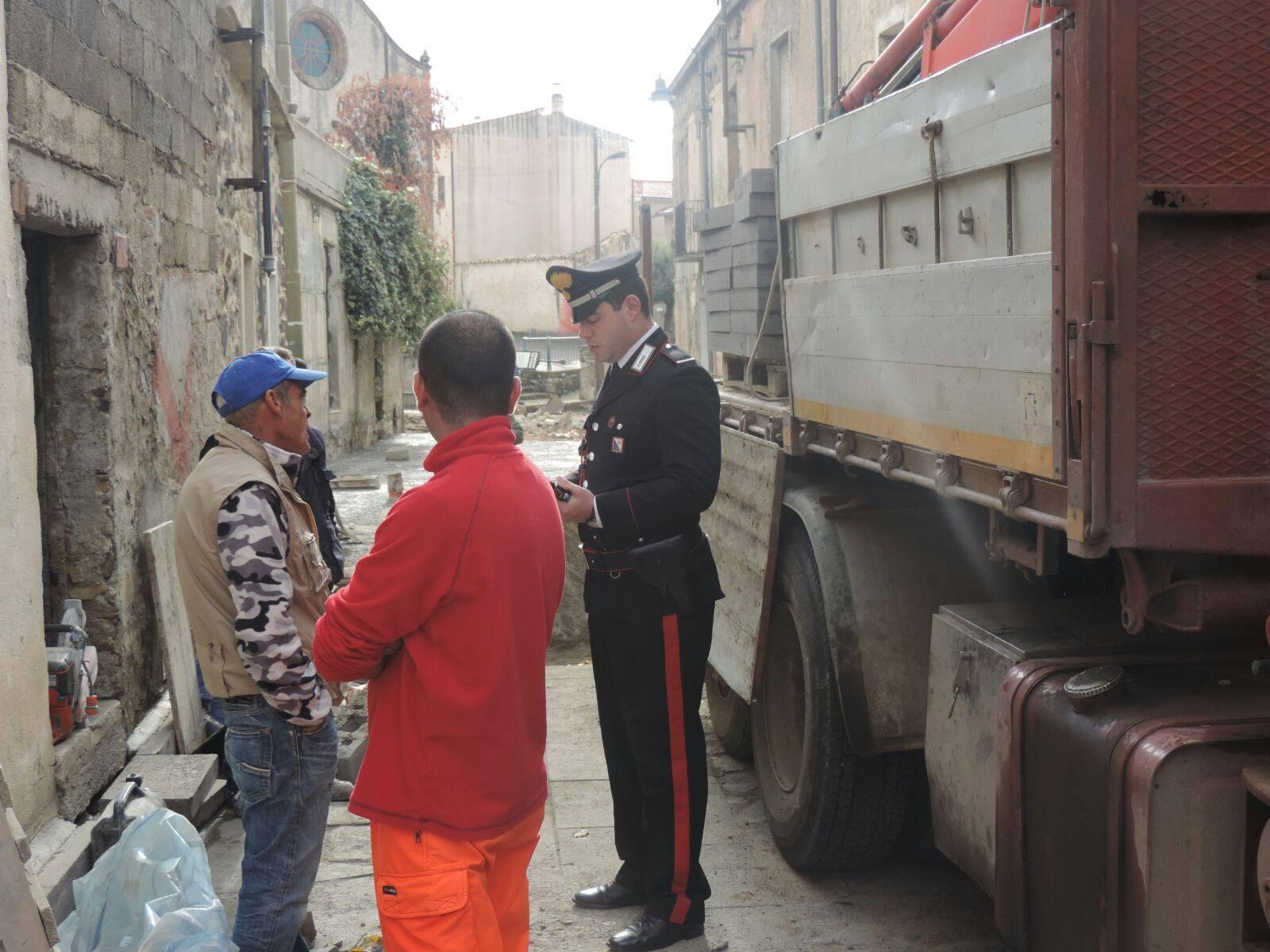 Operaio travolto dal carico di un camion a Orroli, è grave