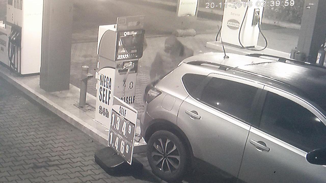 Un'immagine del tentativo di furto al distributore di Castiglione della Pescaia