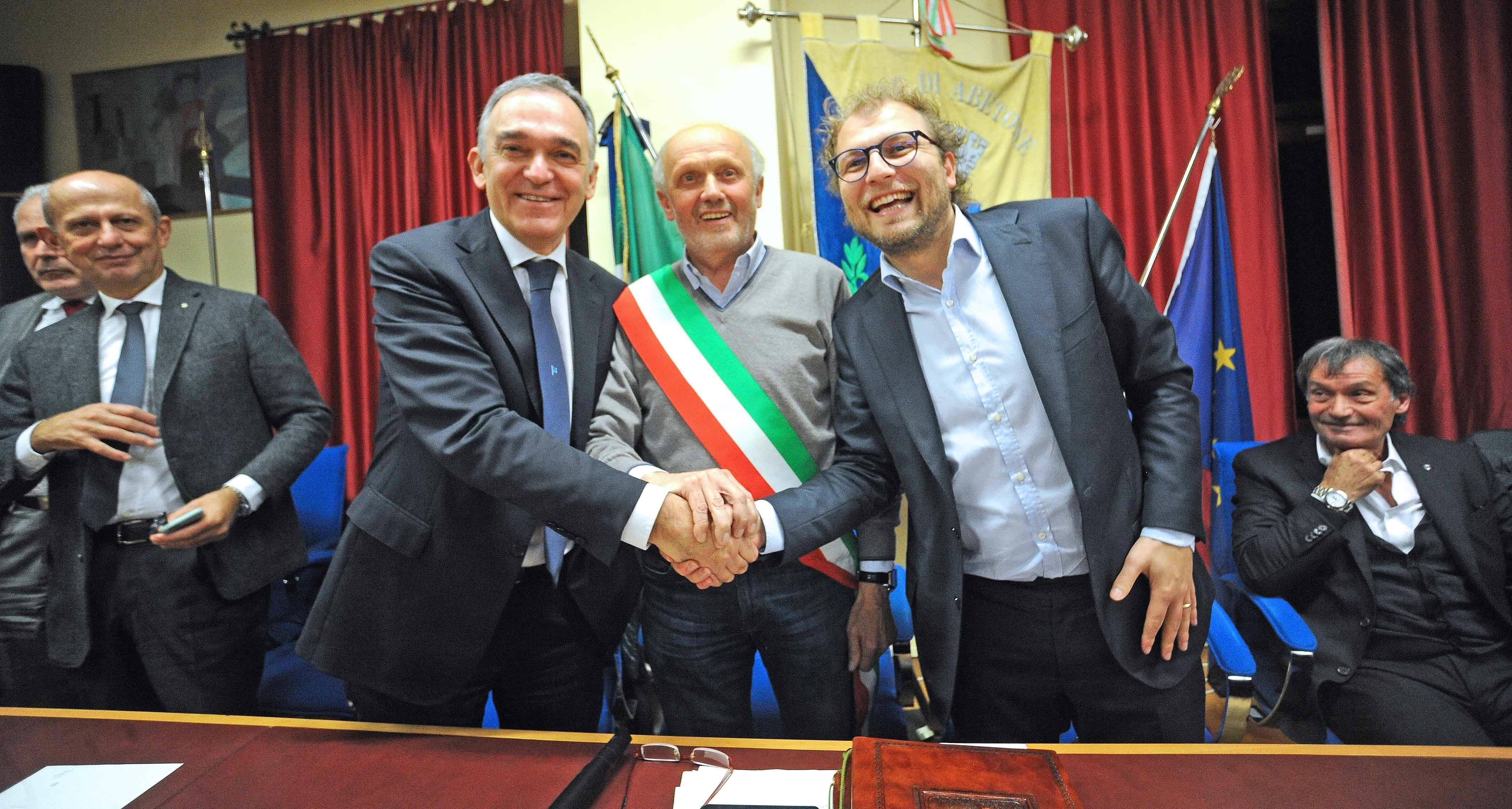 La stretta di mano fra (da sinistra) il governatore Rossi, il sindaco Danti e il sottosegretario Lotti (foto Gori)