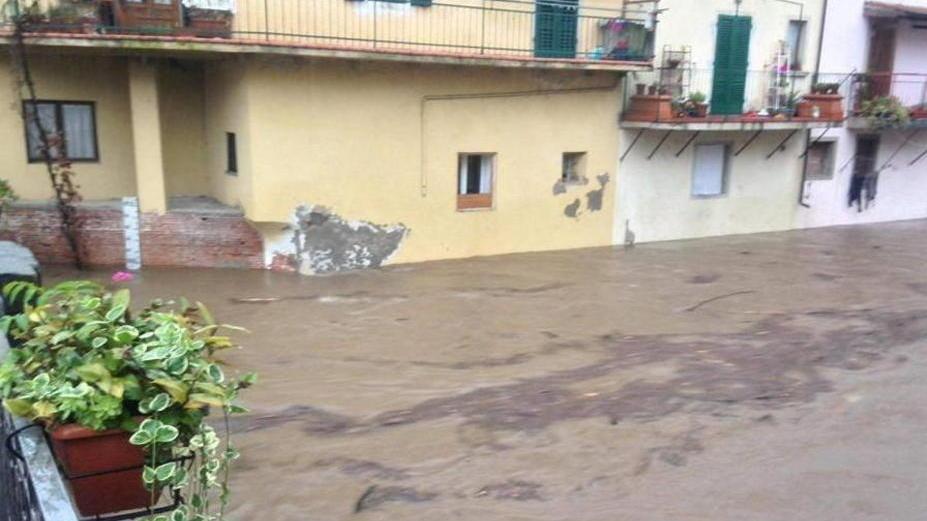 Il torrente Pescia in piena nella giornata di sabato 19