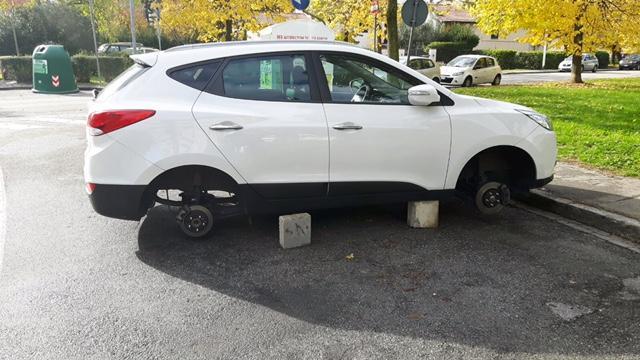 La Hyundai senza cerchioni e pneumatici 