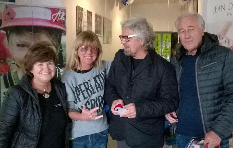 Sui passi di Ale porta in vasca Beppe Grillo 