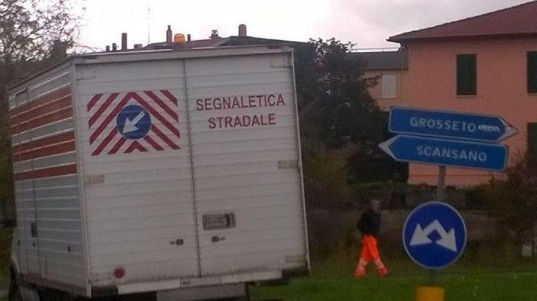 Operai a Istia d’Ombrone per ripristinare il cartello