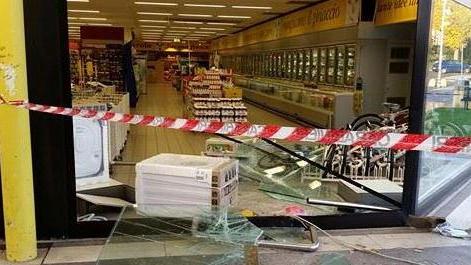 Spaccata alla Pam per portare via il bancomat