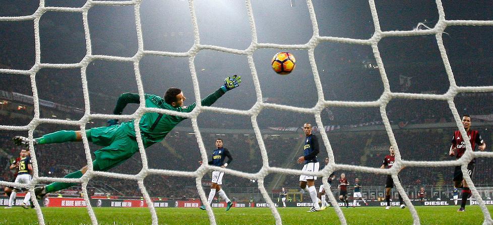 Derby spettacolo, l’Inter gode alla fine 