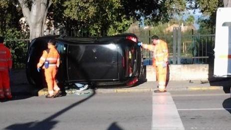 Scontro fra ambulanza e auto: 2 all’ospedale