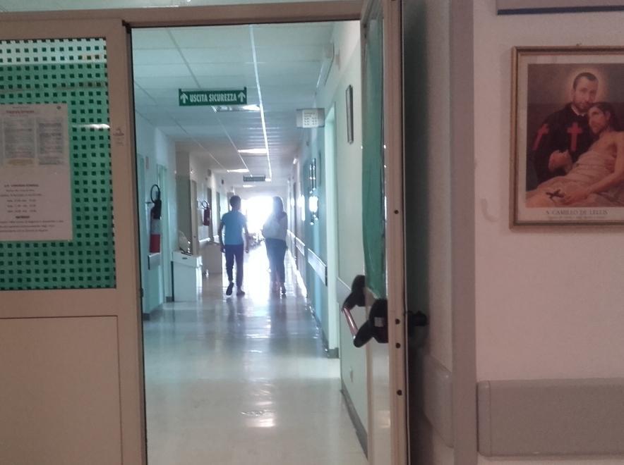 In Vespa contro un palo, gravissimo un diciottenne 