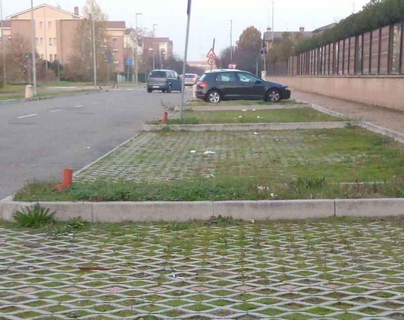 Il degrado nel parcheggio di via Aristotele