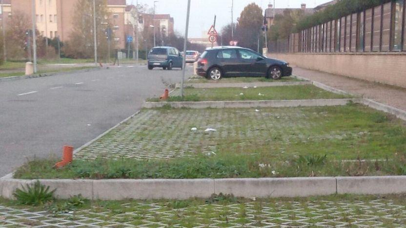 Il degrado nel parcheggio di via Aristotele