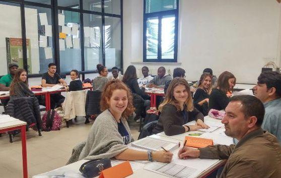 Gli studenti dell’Ariosto insegnano italiano ai profughi