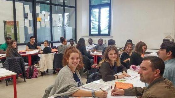 Gli studenti dell’Ariosto insegnano italiano ai profughi