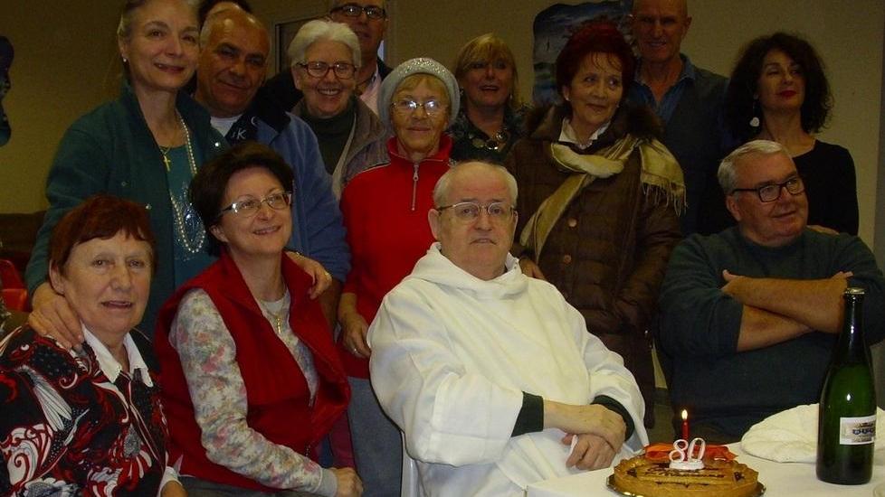 Una bella torta per gli 80 anni di padre nazareno