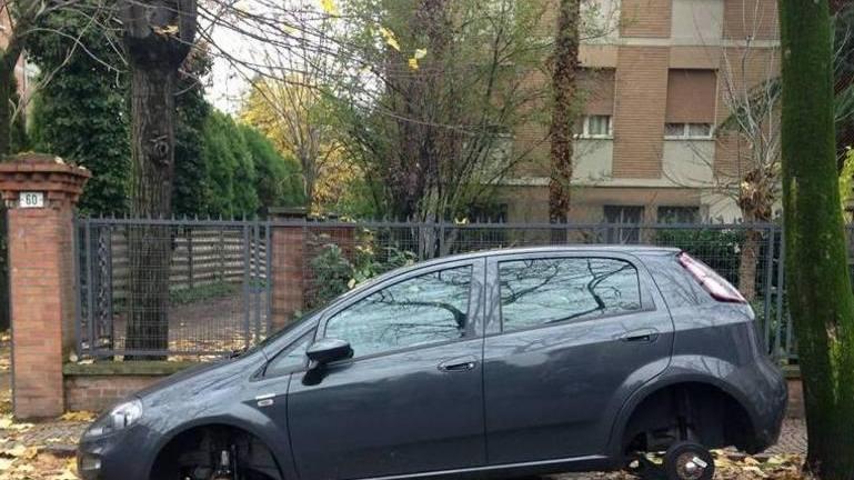 Modena, saccheggio di pneumatici: lasciate sui mattoni 3 auto