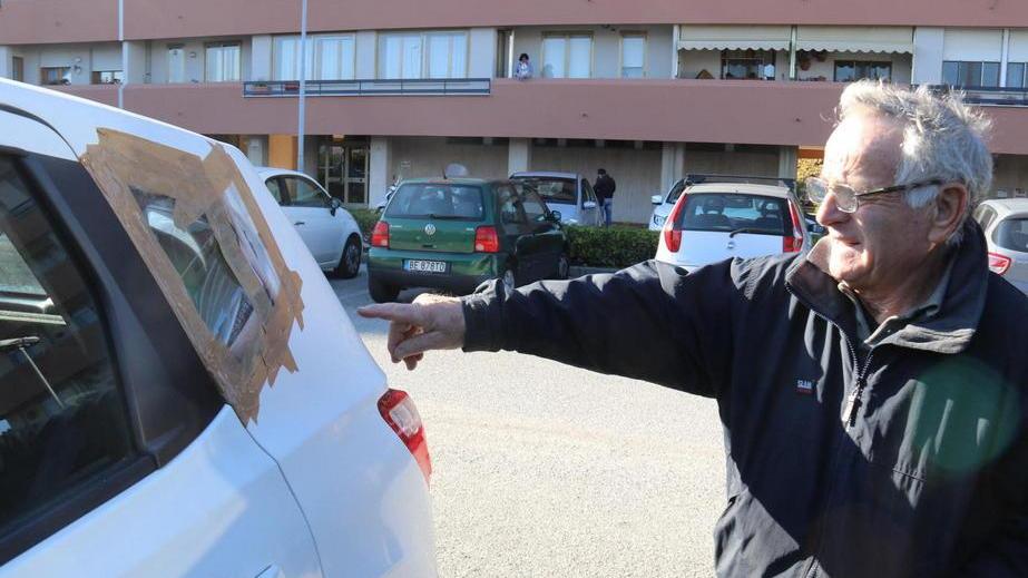 Danneggiate venti auto in Coteto: rubati gli spiccioli