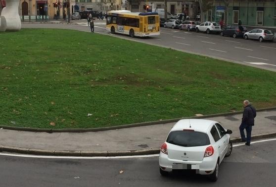 La Clio lasciata da oltre 12 ore lungo l'ovale di piazza San Marco (foto Batavia)