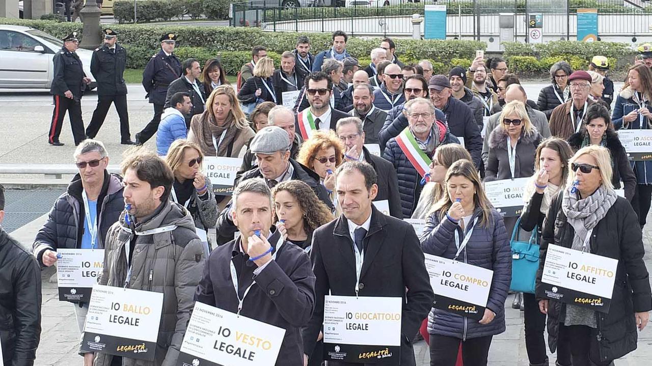 Il corteo per le strade del centro di Pisa (foto Fabio Muzzi)