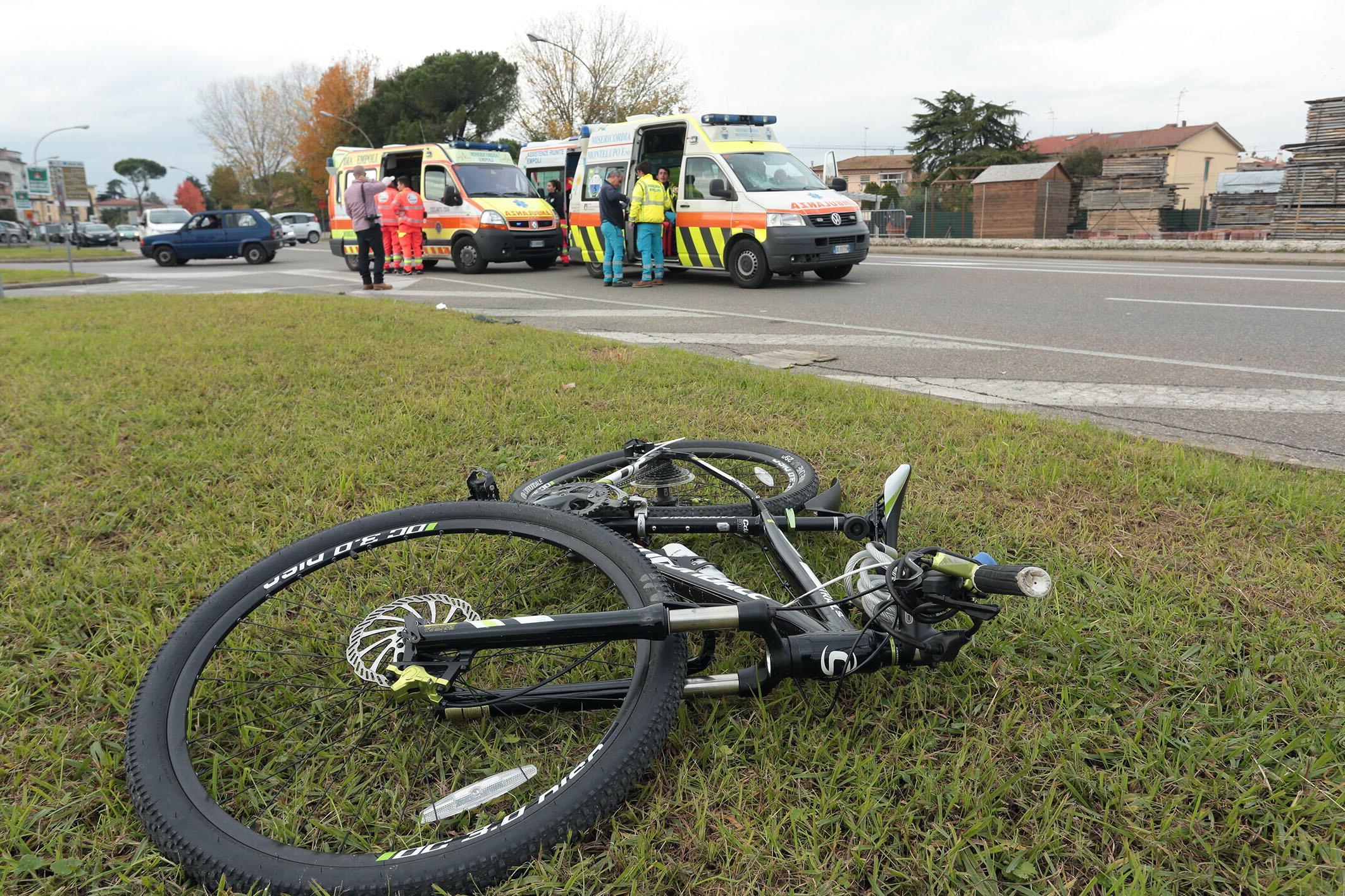 La bici e i soccorsi (Foto Agenzia Carlo Sestini)