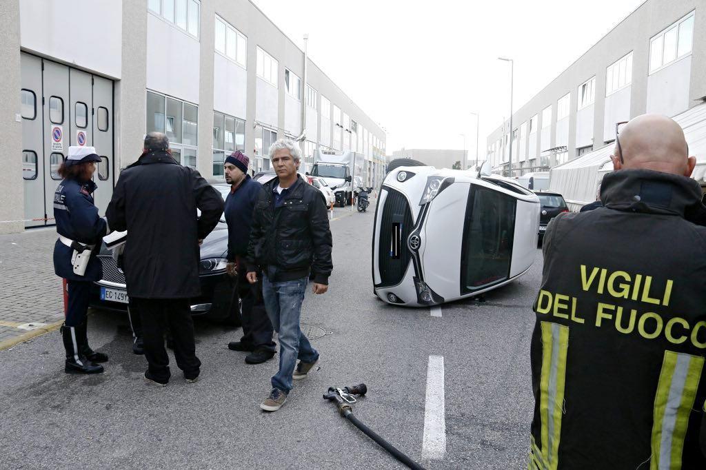 Auto ribaltata in via Cimarosa: due donne in ospedale - Le foto  
