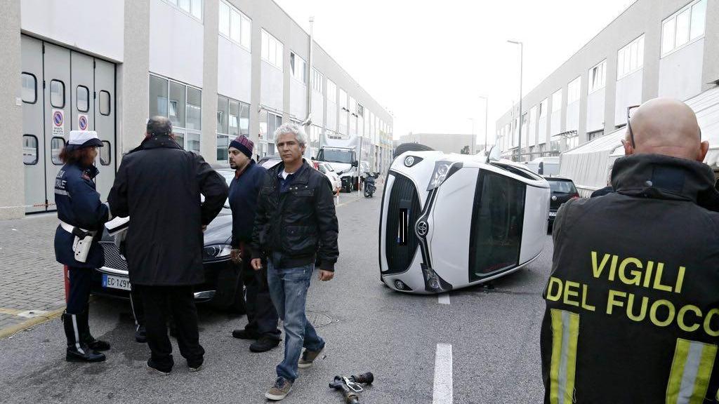 Auto ribaltata in via Cimarosa: due donne in ospedale - Le foto