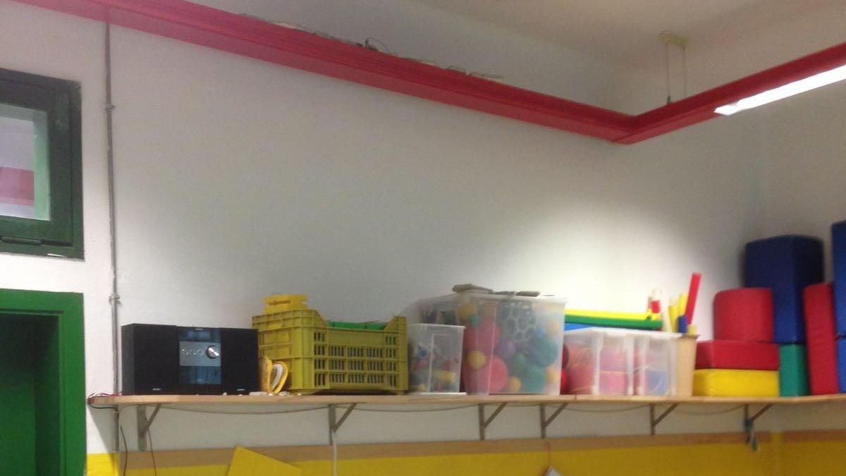 L'intonaco crollato nella scuola Munari