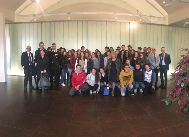 Il prefetto Simonetti al centro insieme agli studenti e ai partecipanti all'iniziativa sulla legalità