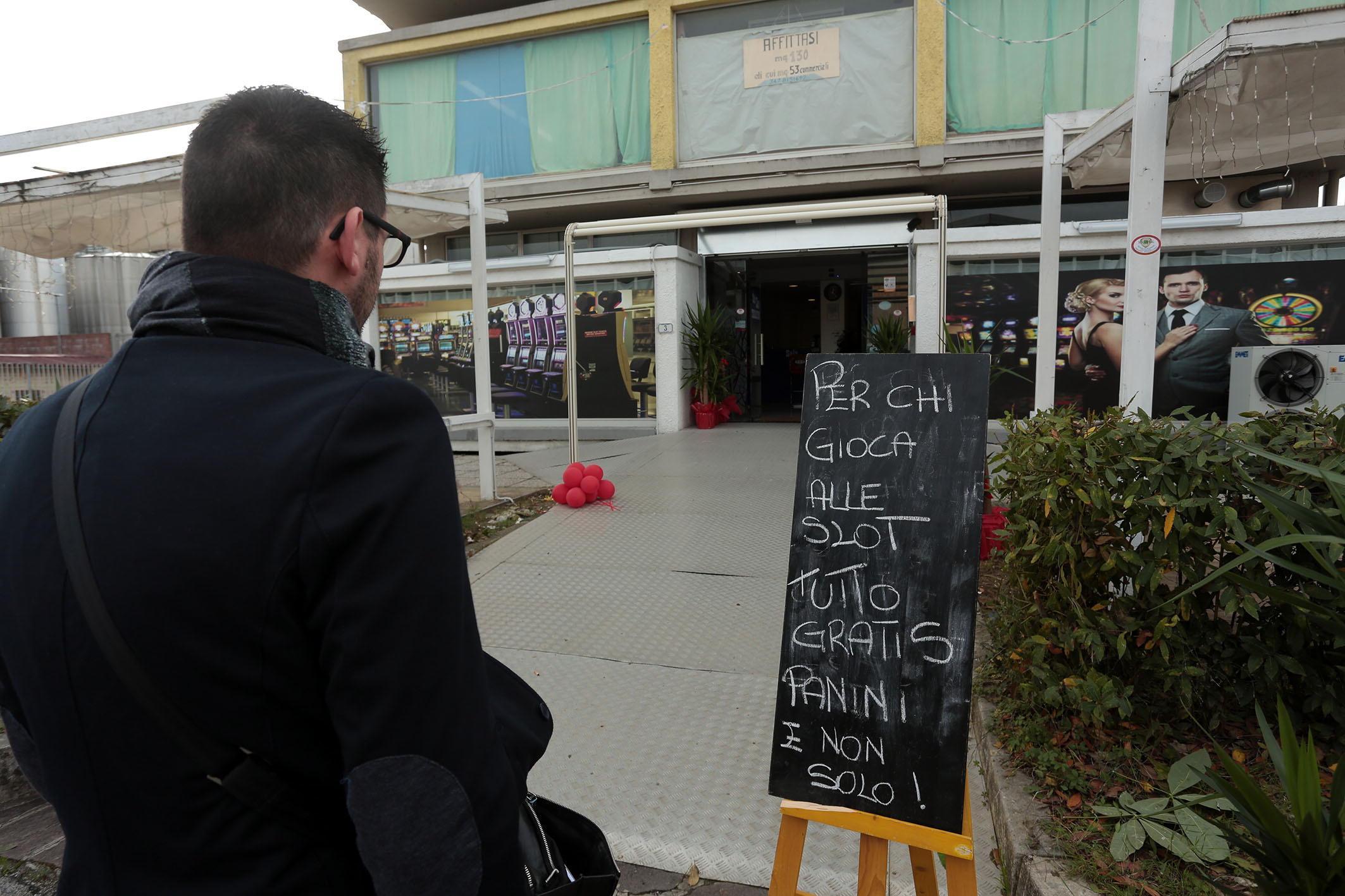 L’annuncio della promozione davanti alla sala slot (Foto Agenzia Carlo Sestini)