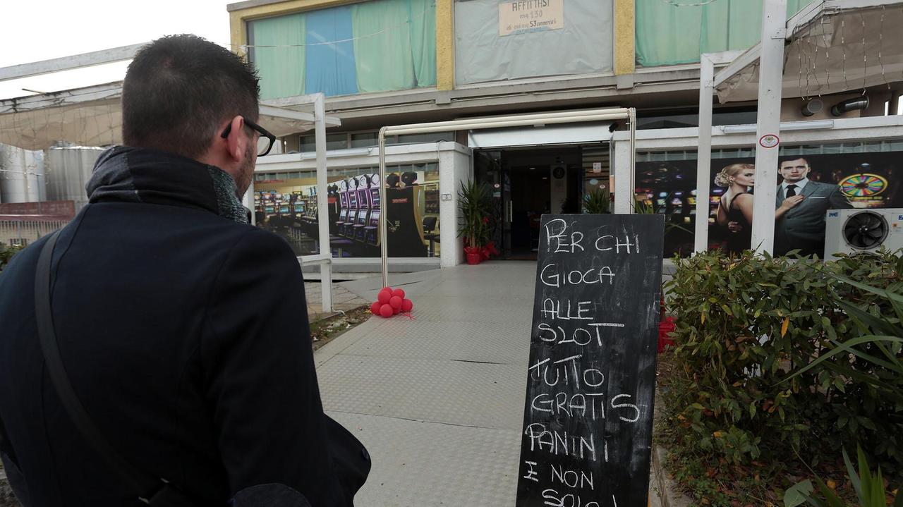 L’annuncio della promozione davanti alla sala slot (Foto Agenzia Carlo Sestini)