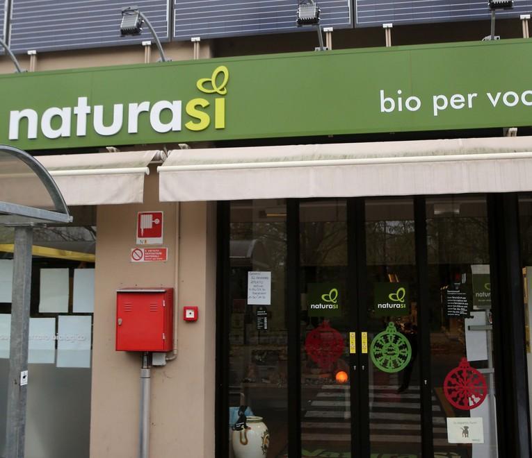Minaccia le cassiere con un coltello e rapina l’incasso 