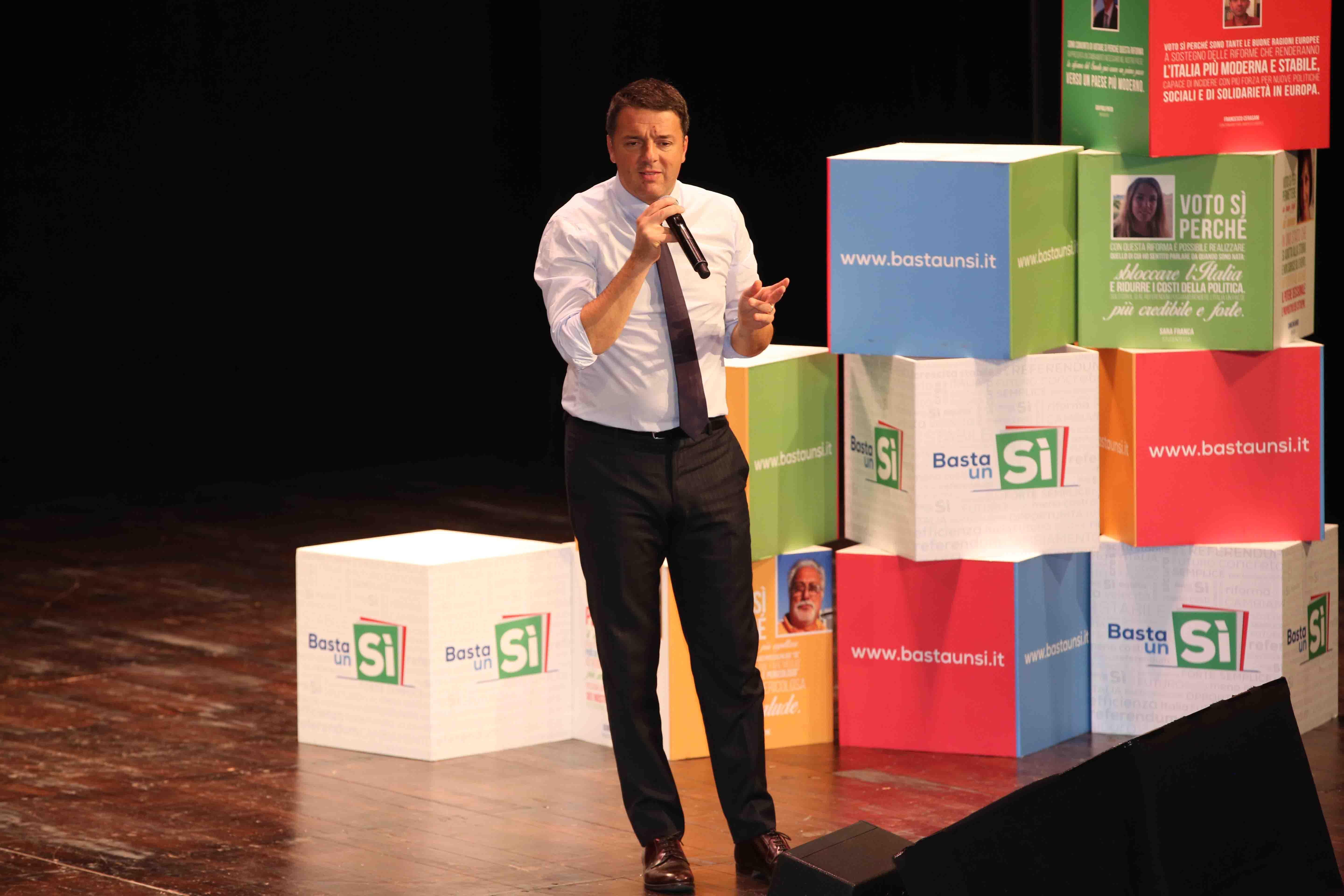 Tutto esaurito, e in tanti fuori, per Matteo Renzi a Reggio Emilia