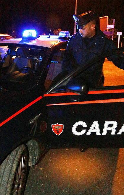 Ignora l’alt e piomba su un’auto 