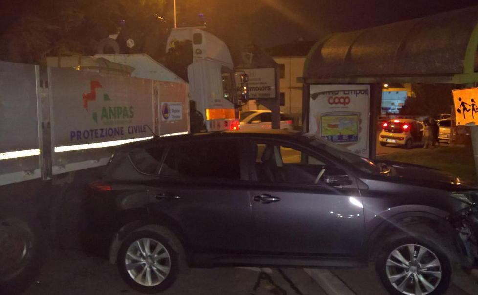 Camion travolge auto e pensilina del bus 