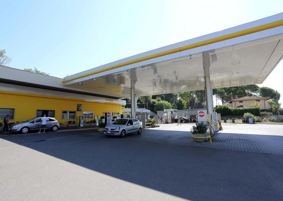 Trovato morto al distributore 
