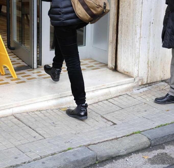 Quel marciapiede pericoloso proprio davanti alle Poste