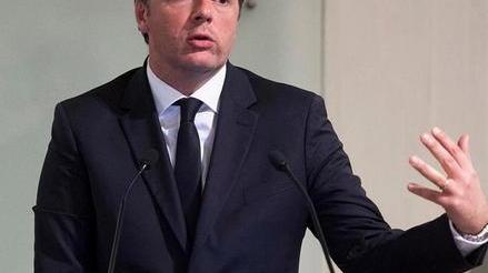 Renzi sul treno del Sì che si ferma a Pisa Ma Fontanelli dice No