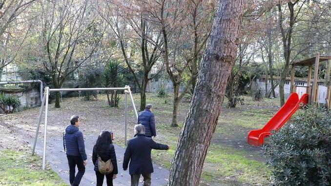 In giro ci sono bande di ladri e Carla assolda i vigilantes