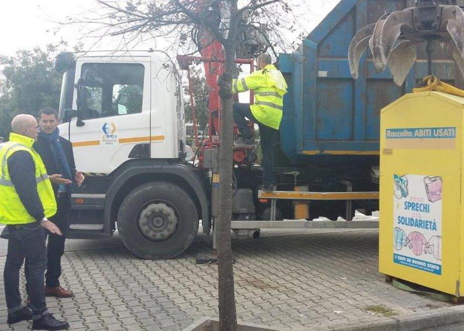 Via i contenitori di abiti usati 