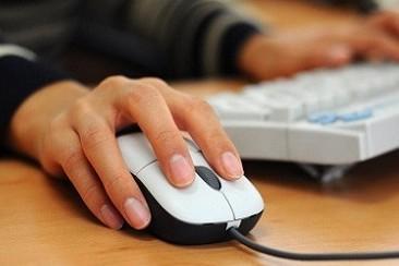 Vende cerchi in lega e truffa un giovane