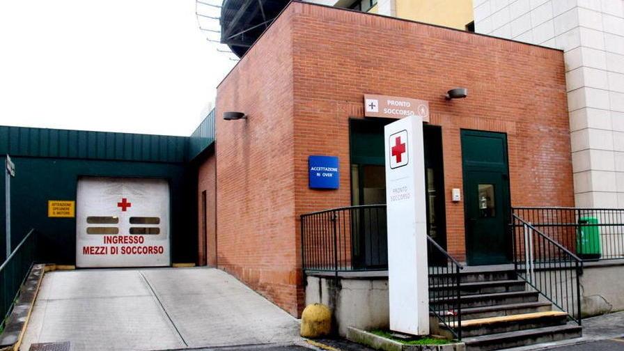 Niente letti: anziana lasciata 27 ore in barella al pronto soccorso dell'ospedale