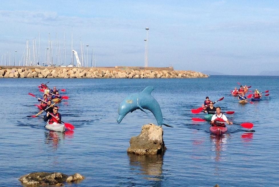 Volontari in canoa puliscono il mare