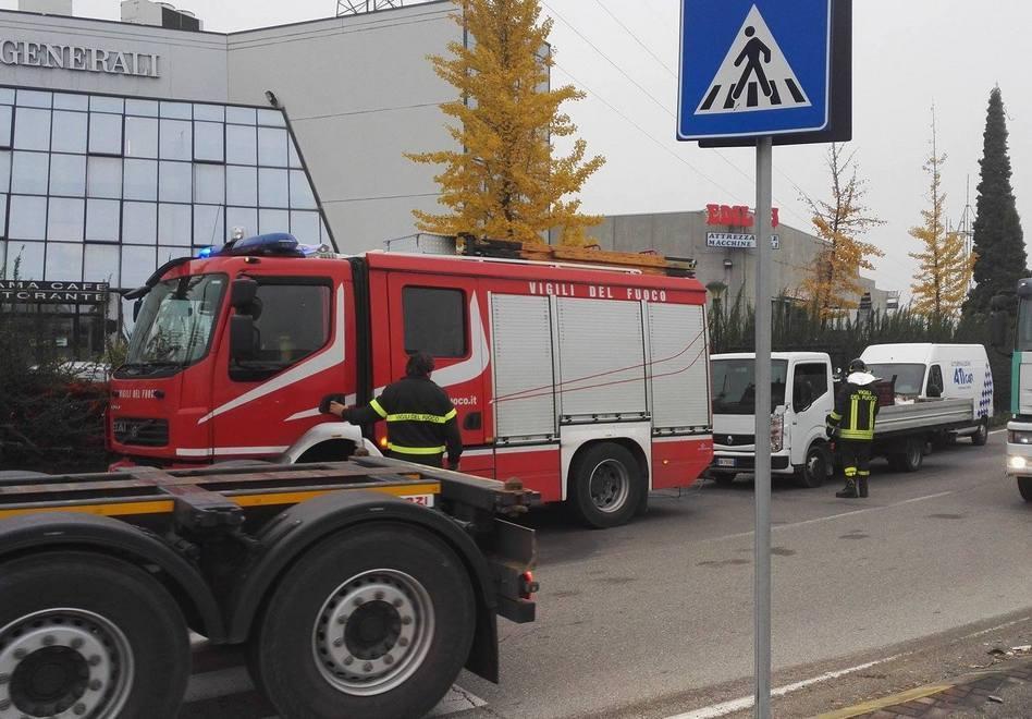 Viaggia sulla Pedemontana e il furgone prende fuoco