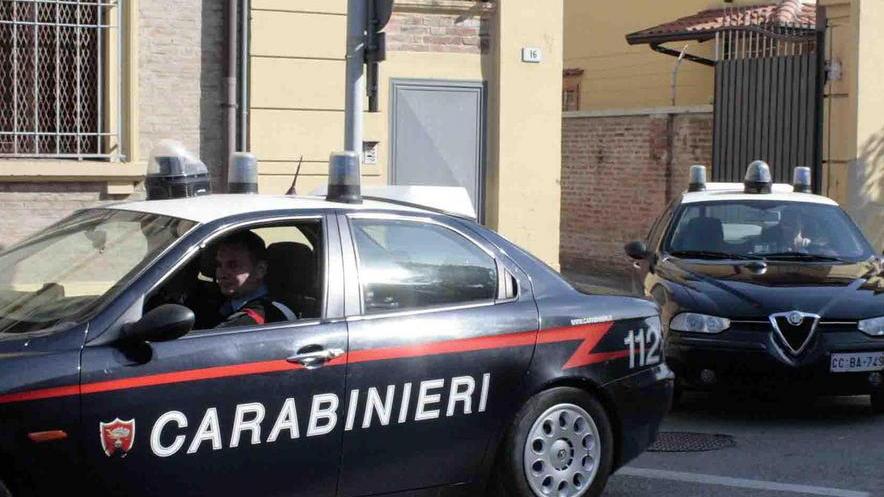 Picchia la madre che rifiuta di dargli i soldi