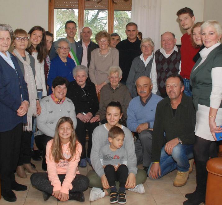 Festa per 100 anni di Maria L’abbraccio con la sorella Lina