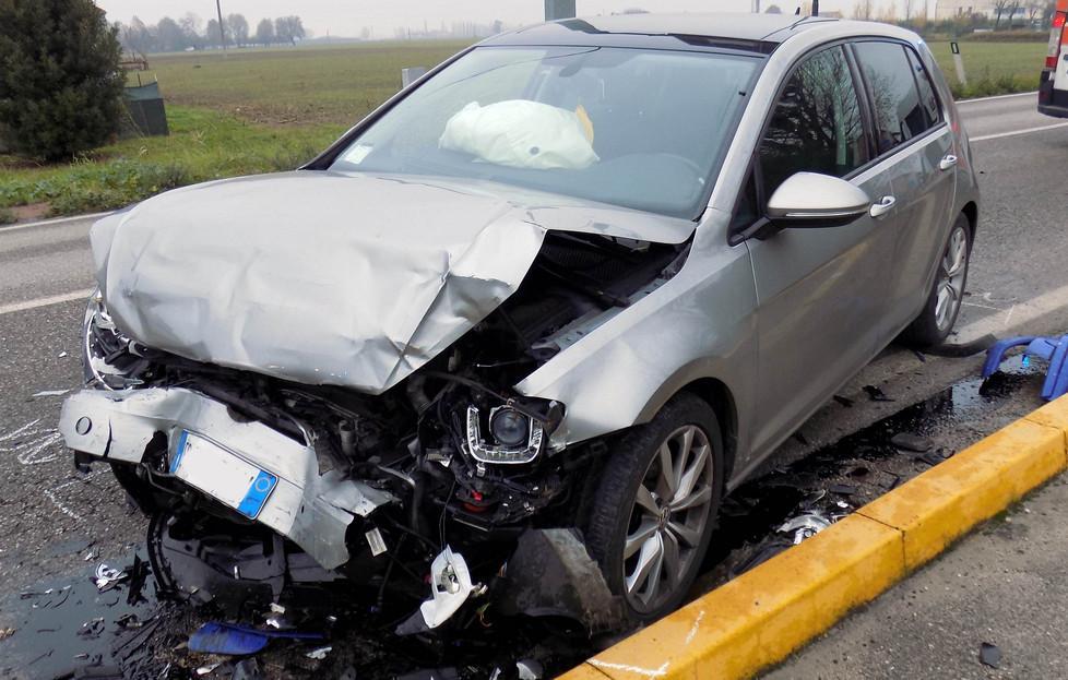 Pauroso scontro frontale Tre le persone ferite 